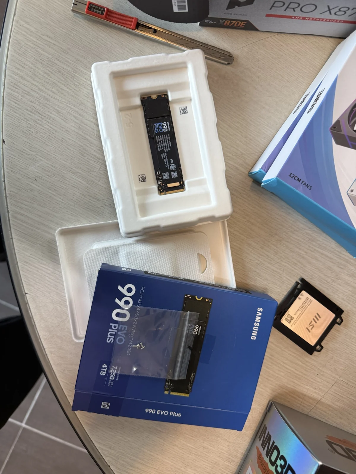 삼성 990 EVO Plus 4TB M.2 SSD와 제품 포장