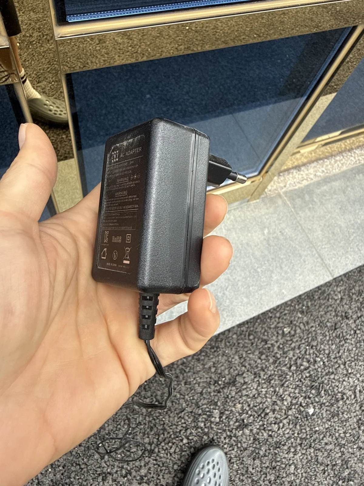 CCTV 현장에서 손에 들고 확인한 외부 전원 어댑터