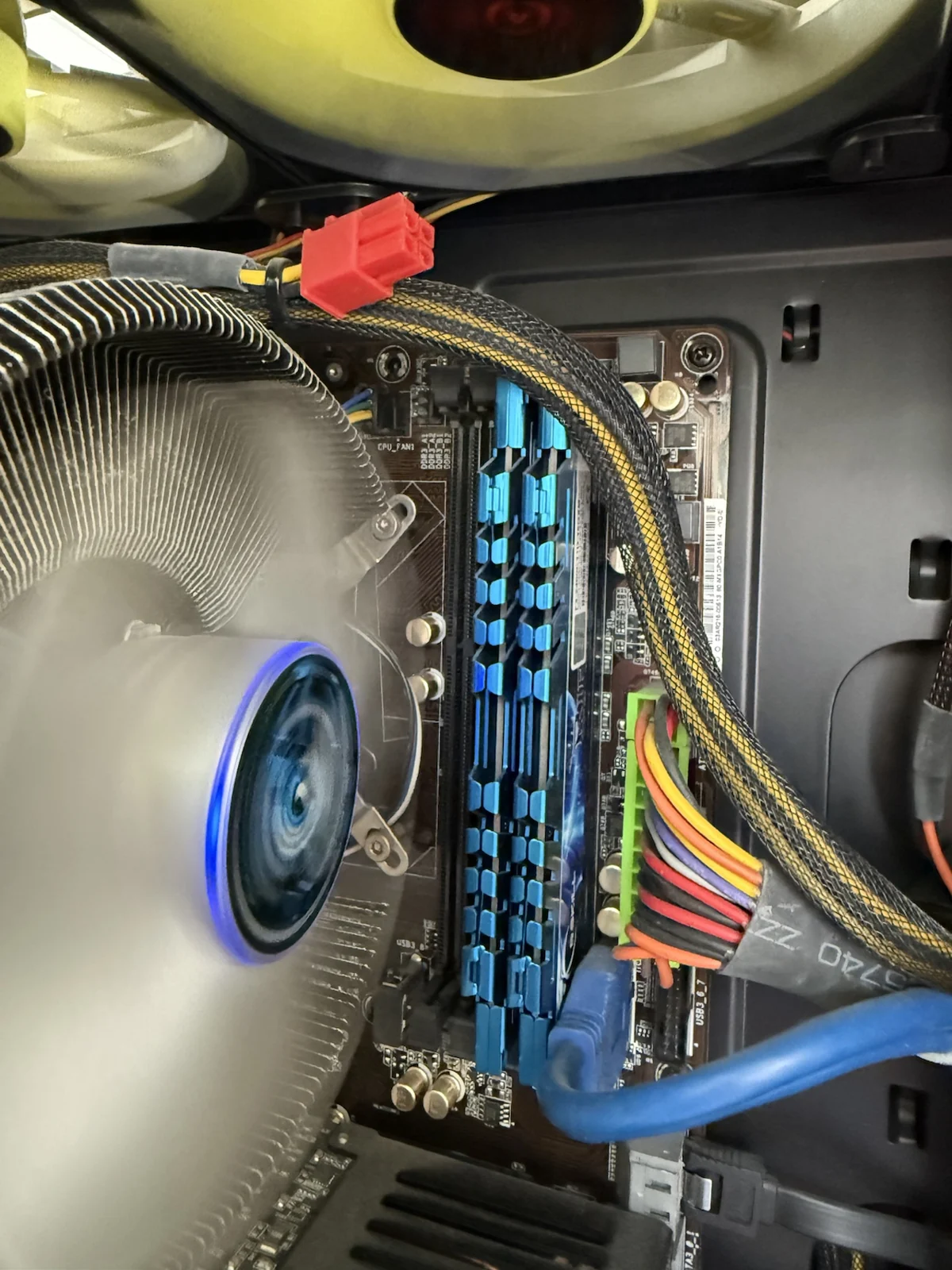 i7-4770K 컴퓨터의 쿨러와 메모리 주변을 촬영한 사진