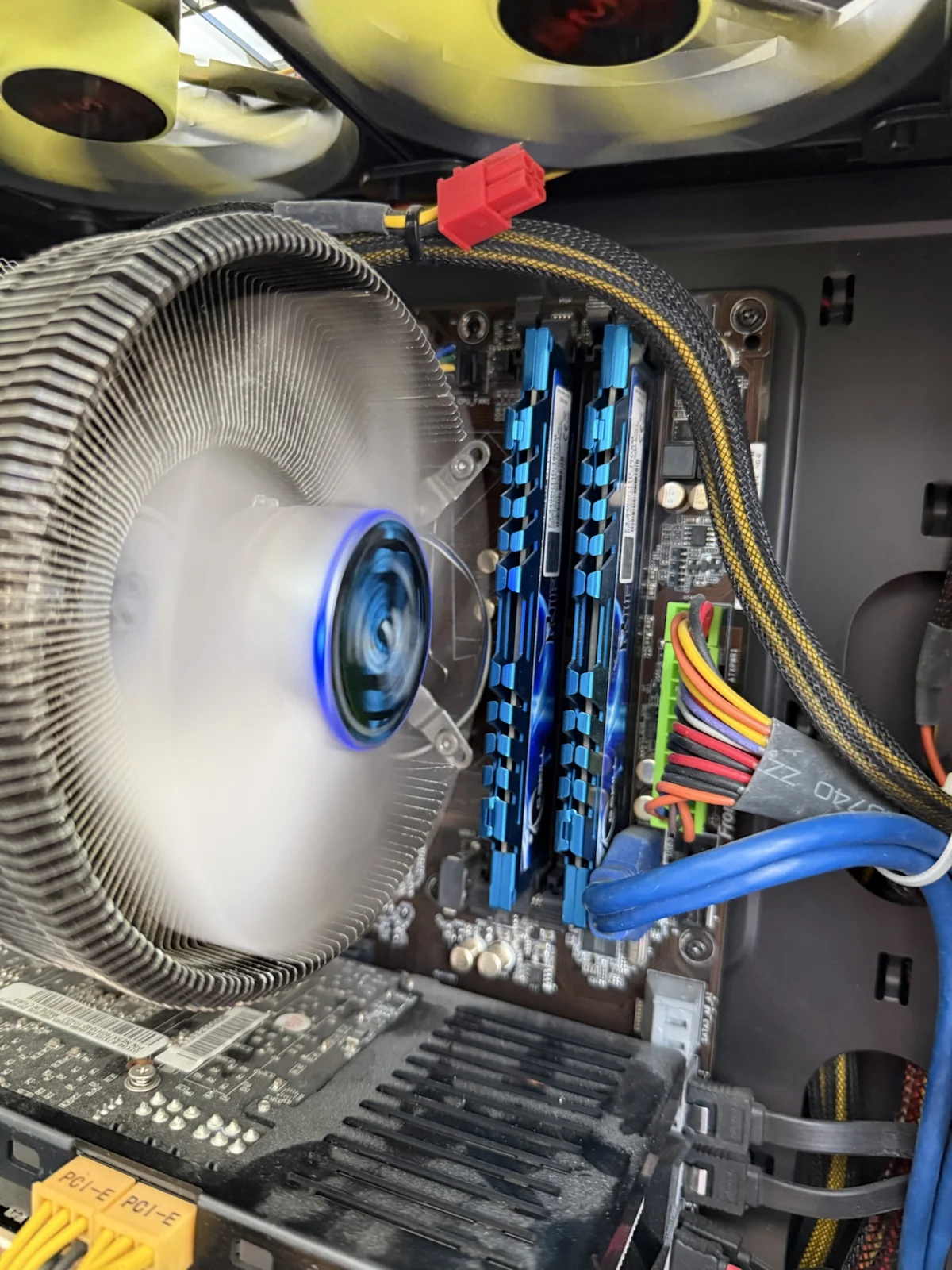 동작 중인 잘만 CPU 쿨러와 두 개의 메모리를 보여 주는 실제 사진