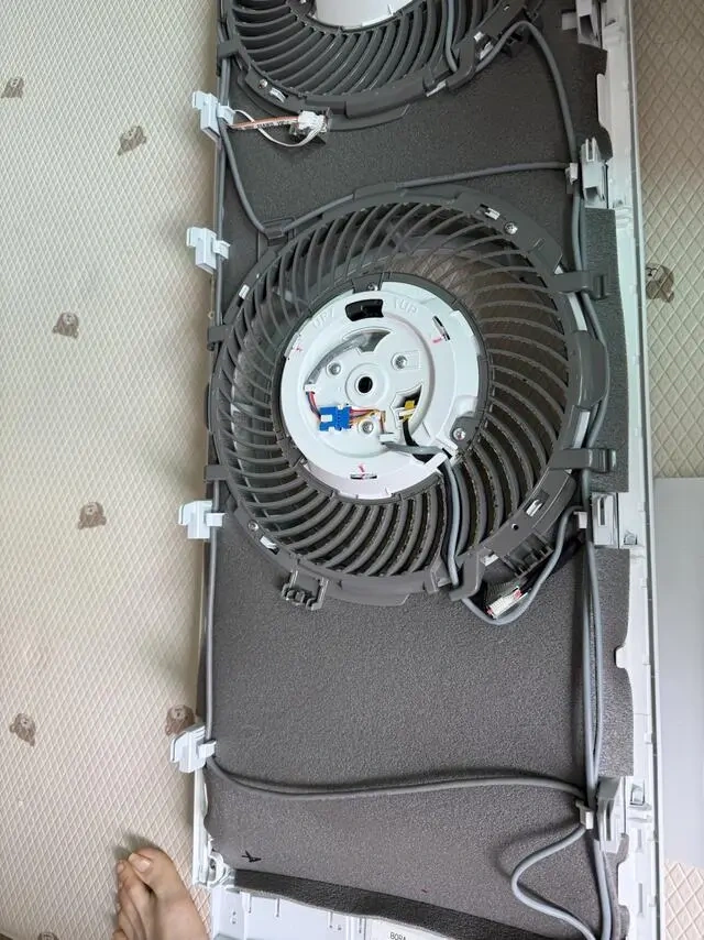 중앙 모터에서 나온 선이 프레임을 따라 내려갑니다