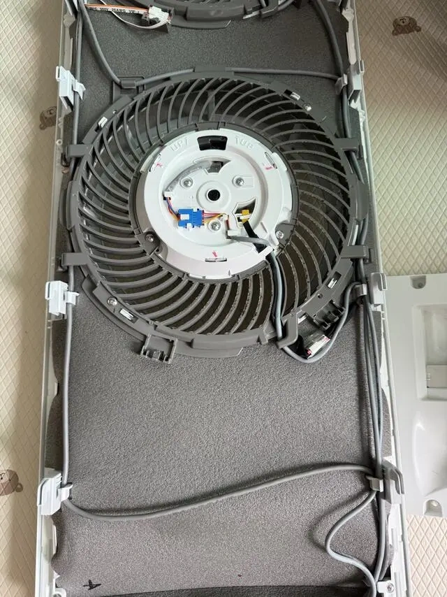 팬 뒷면과 옆쪽 고정 부위를 함께 촬영했습니다