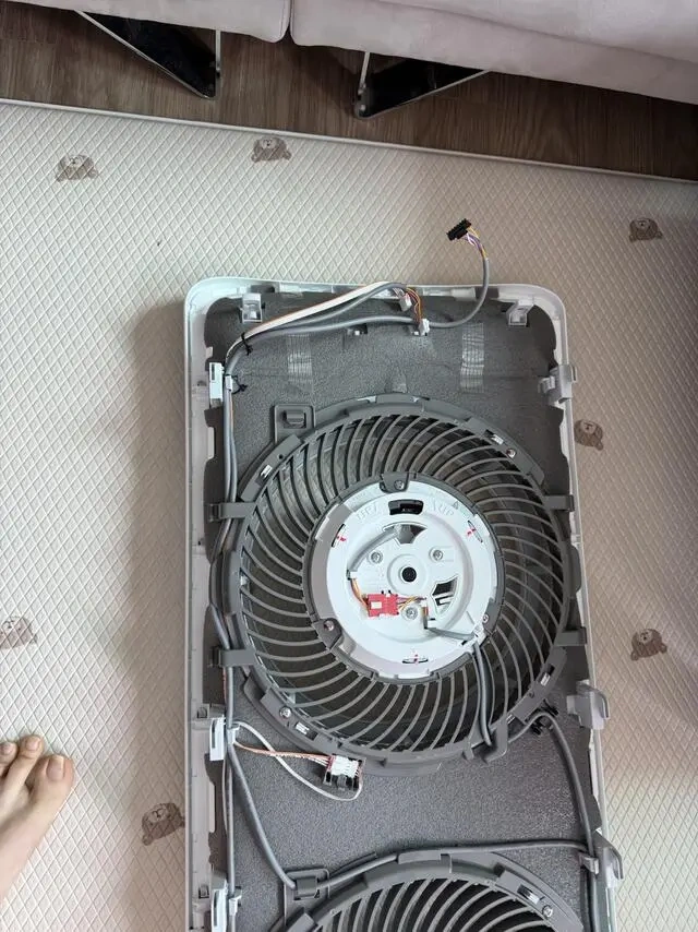 프레임 상단에 배치된 케이블입니다