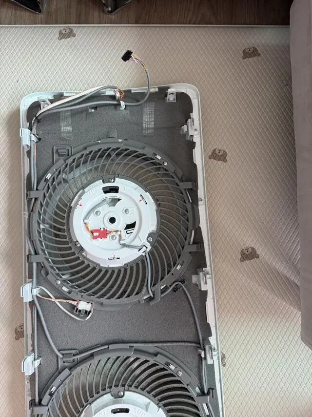 상단 연결선과 모터를 조금 떨어져 촬영했습니다