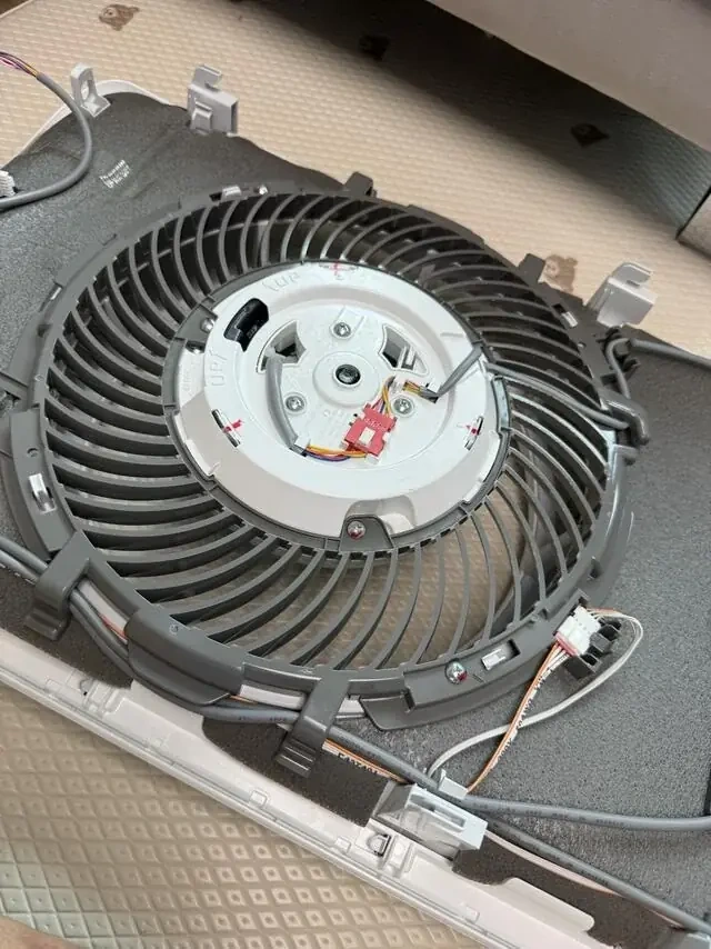 분리한 팬을 뒤집어 중앙 모터 쪽을 확인했습니다