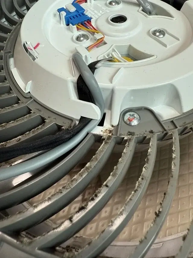 중앙부에 체결된 커넥터를 가까이 촬영했습니다