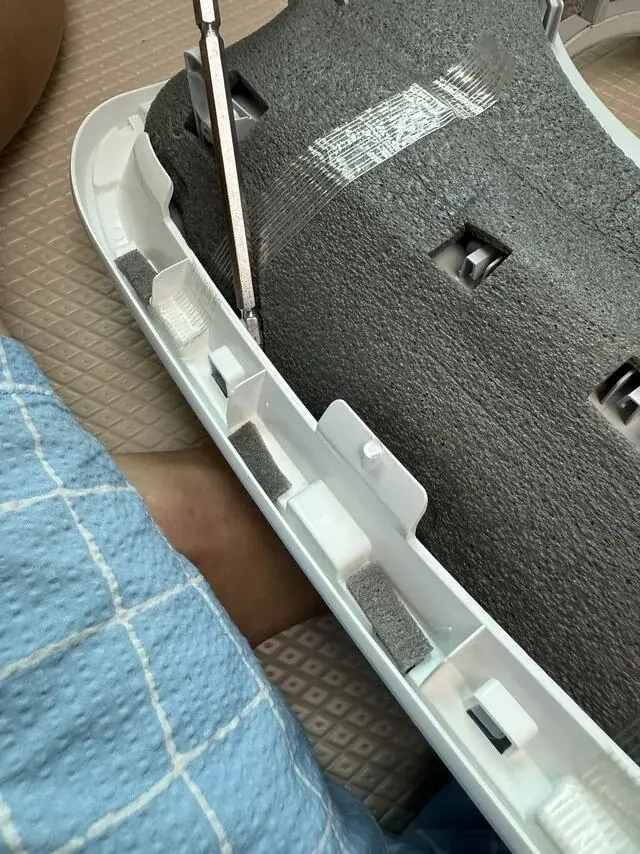 외장 테두리의 걸림부를 드라이버 가까이에서 확인했습니다