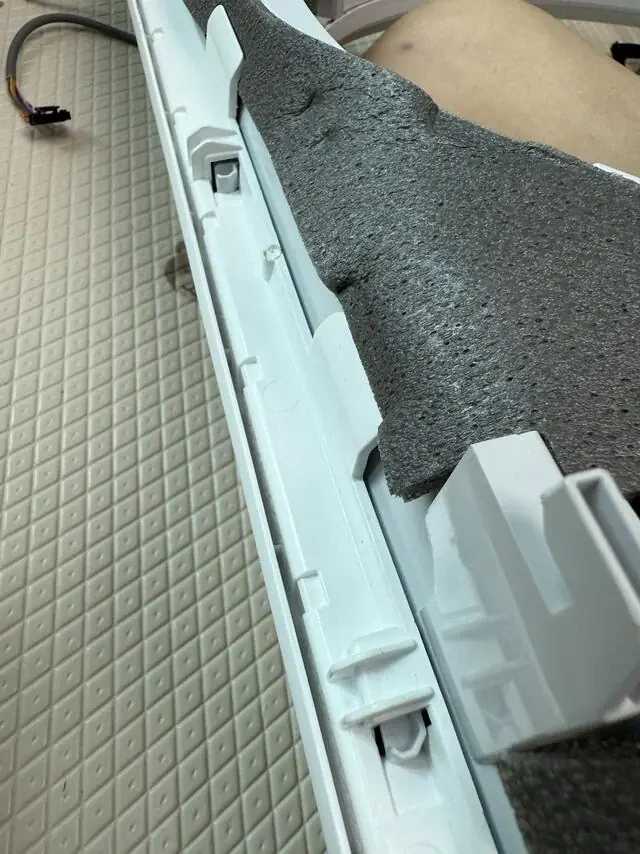 테두리를 따라 이어진 플라스틱 걸림부입니다