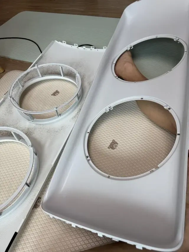 앞판에서 분리한 원형 테두리와 격자 부품입니다