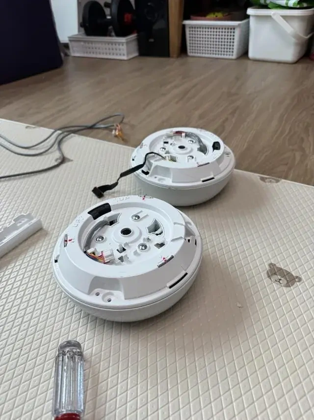 분리한 팬 두 개를 바닥에 나란히 놓았습니다