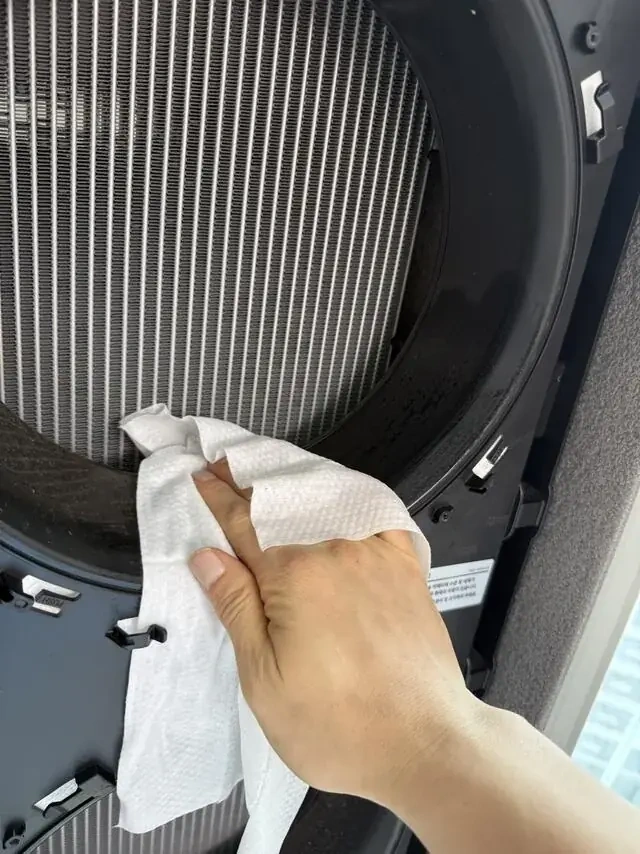 천으로 안쪽 테두리를 닦는 장면입니다