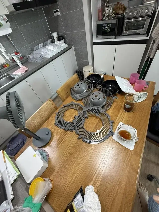 테이블에 분리한 팬과 커버를 나눠 두었습니다