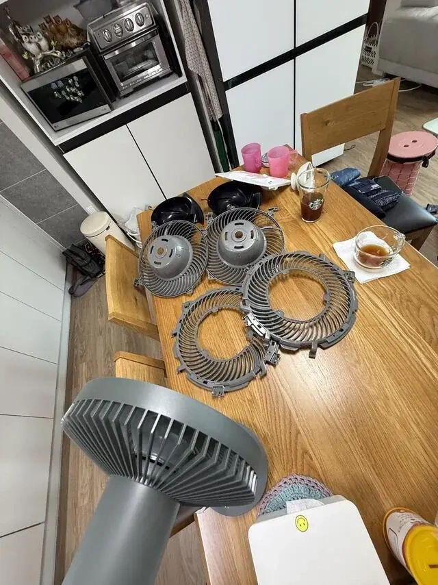 팬 날개 부품을 손에 든 모습입니다