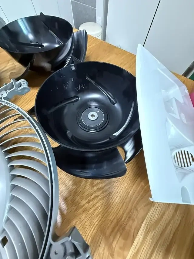컵 모양의 팬 커버 안쪽입니다