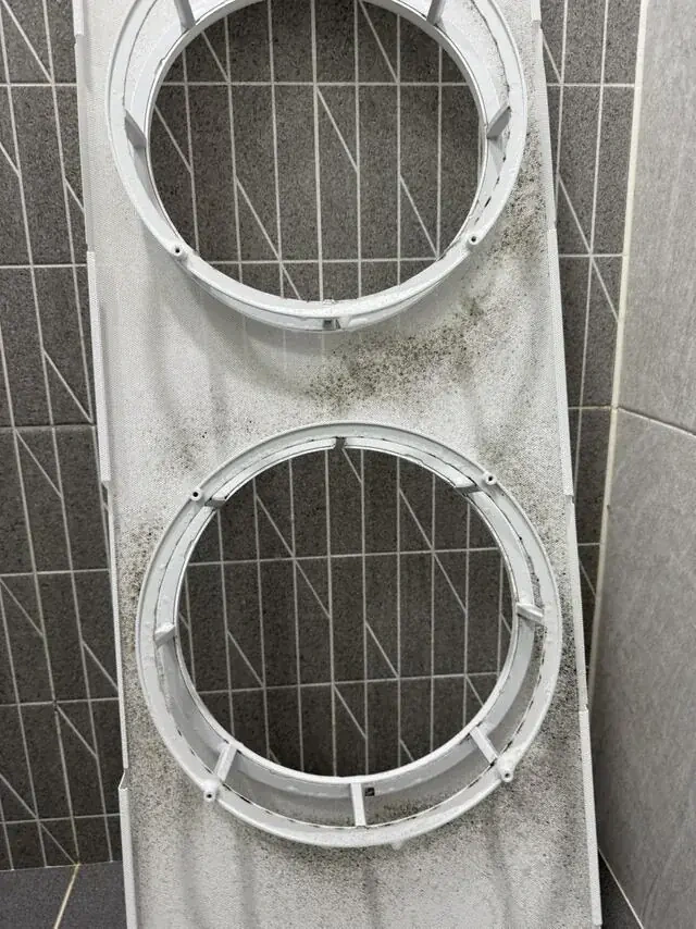 격자와 원형 테두리에 거품이 남아 있는 모습입니다
