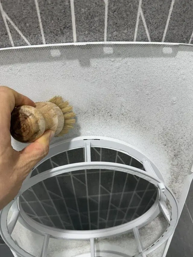 브러시로 원형 테두리 주변을 닦는 모습입니다