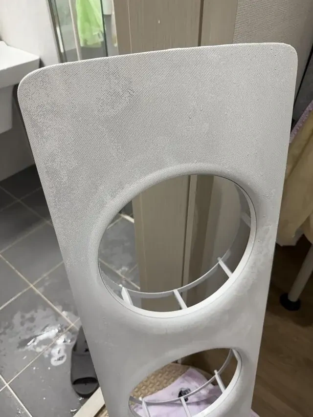 물기를 정리하고 세워 둔 외장 패널입니다