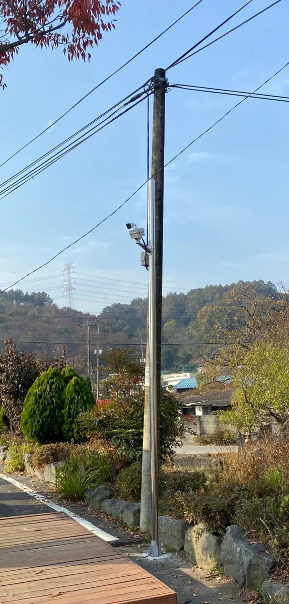 마을 길옆에 설치한 CCTV 폴대