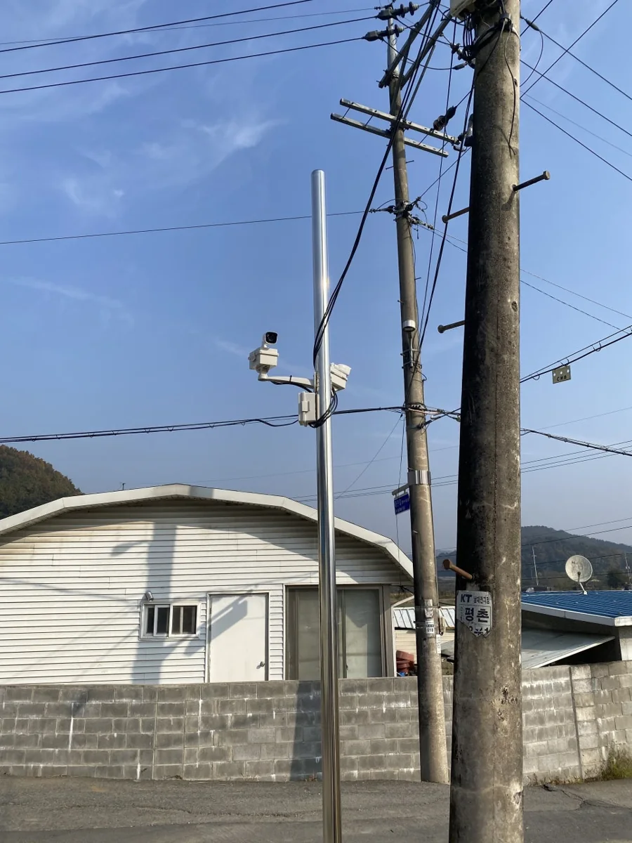 전신주 옆 별도 폴대에 설치한 조절형 카메라 암