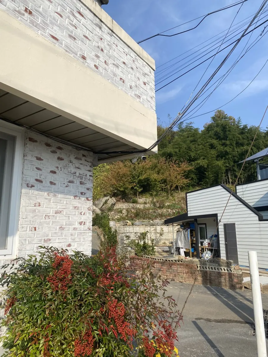 마을회관 측면 건물과 도로의 설치 현장
