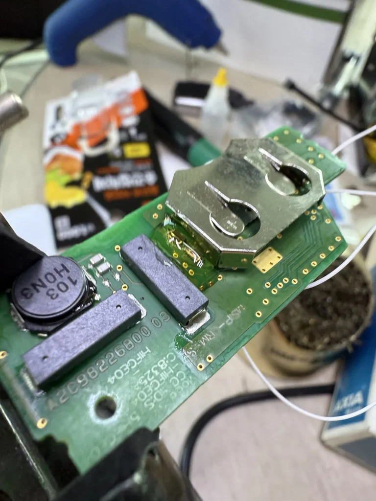 EQ900 스마트키 PCB와 배터리 홀더 클로즈업, 제네시스 리모컨 케이스 이식 준비