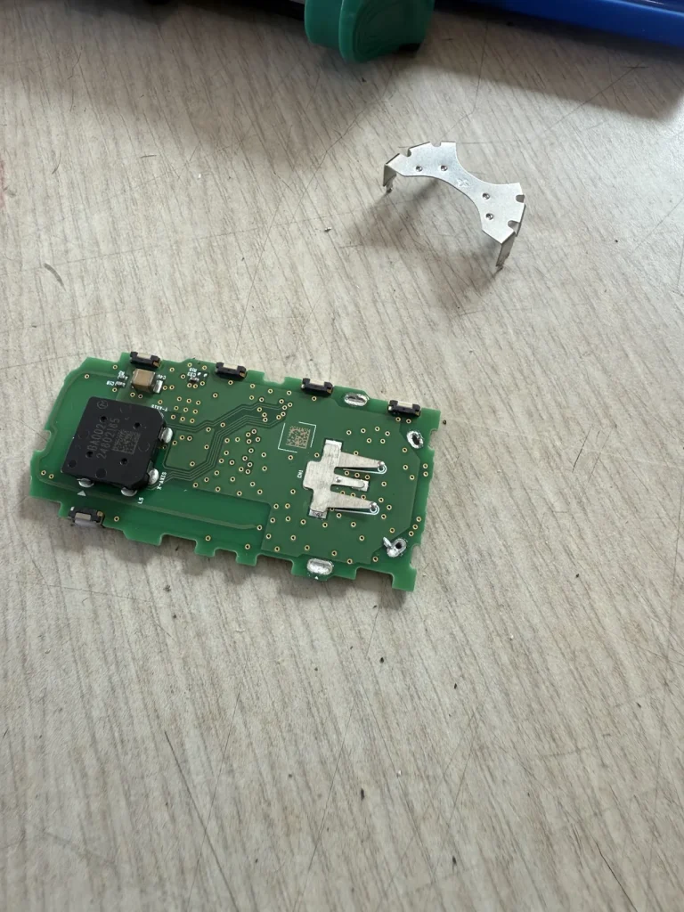 제네시스 PCB의 배터리 금속 클립 분리와 간섭 부품들 제거